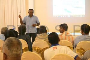 ශ්රී ලංකා පුවත්පත් පැමිණිලි කොමිසමේ කමල් ලියනාරච්චි මහතා විසින් තොරතුරු දැනගැනීමේ වැඩමුළුවේ සැසියක් පවත්වමින්.
